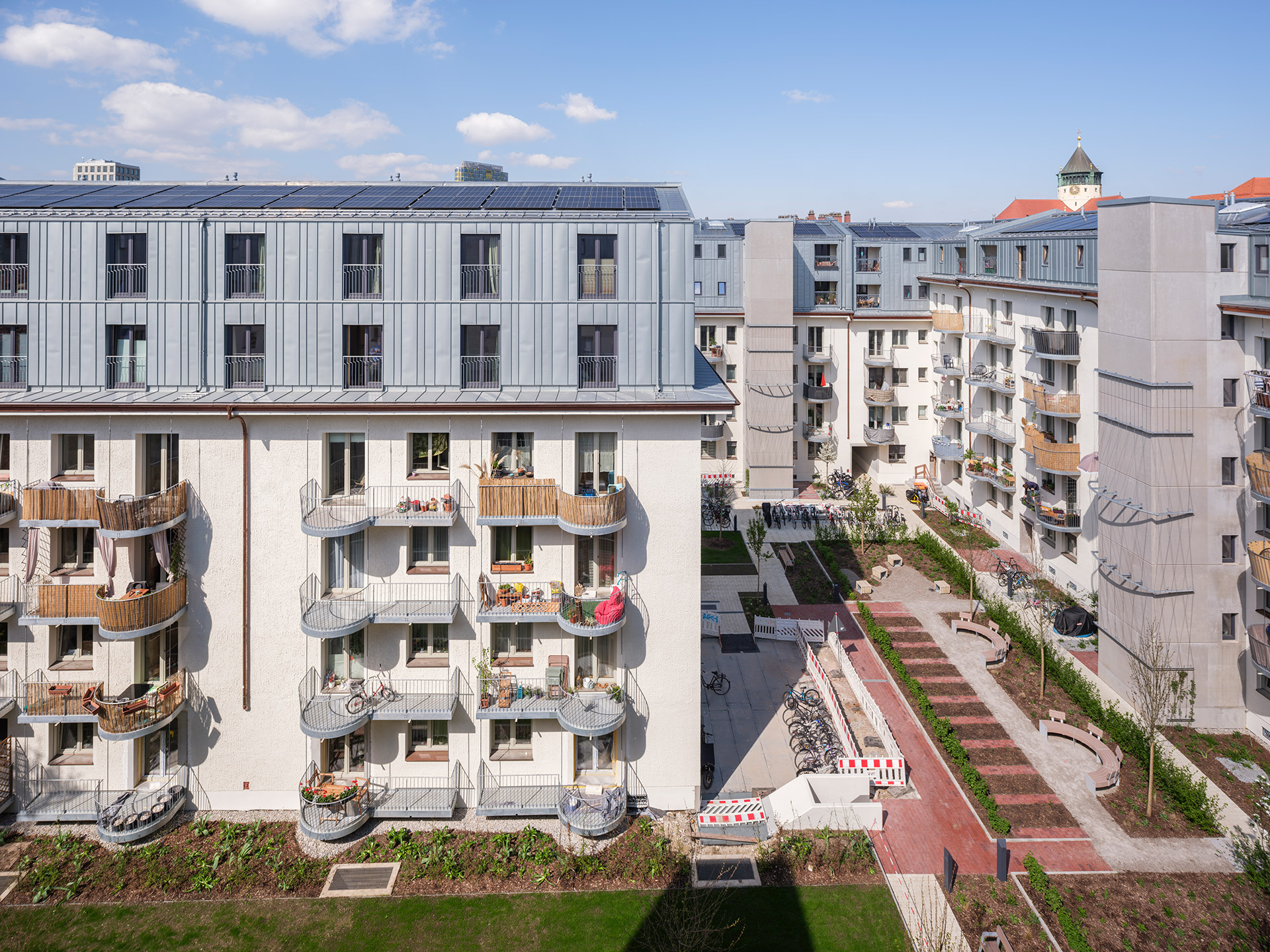 Blick aus der Aufstockcung heraus auf einen Gebäuderiegel des Gelben Blocks.
