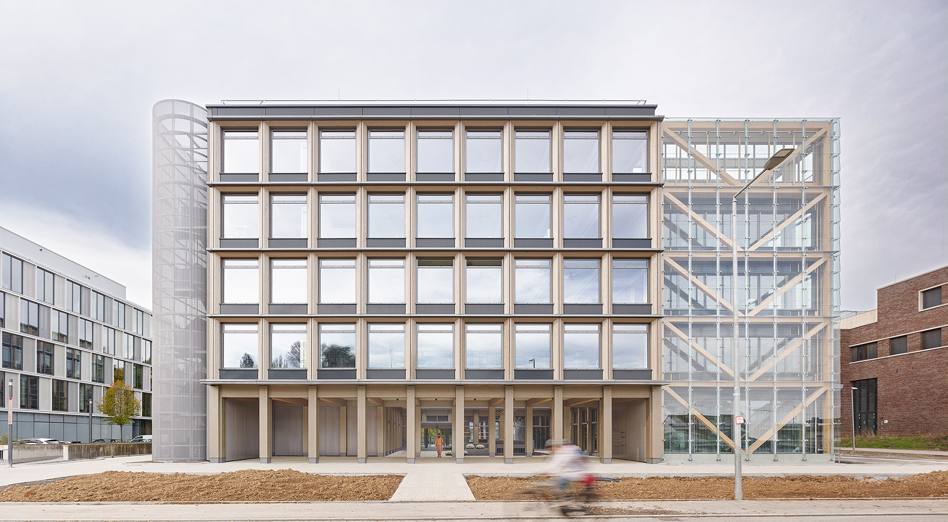 Außenaufnahme des umgebauten Gebäudes ZERO mit großen Fensterfronten.