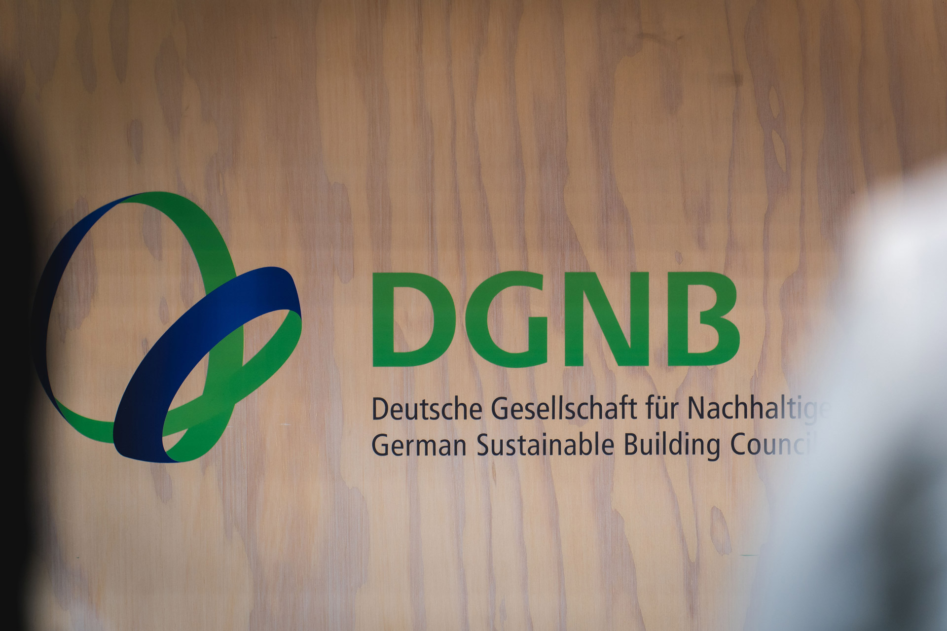 DGNB Logo auf hellem Holz