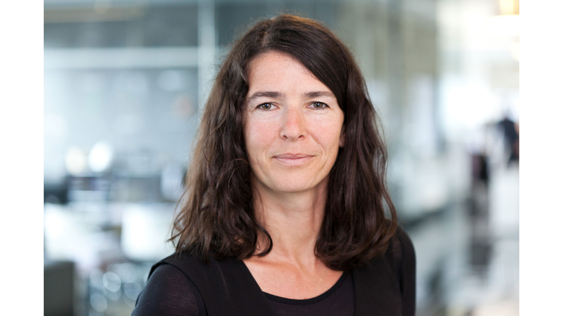 Portrait von Jasna Moritz in dunklem Shirt.