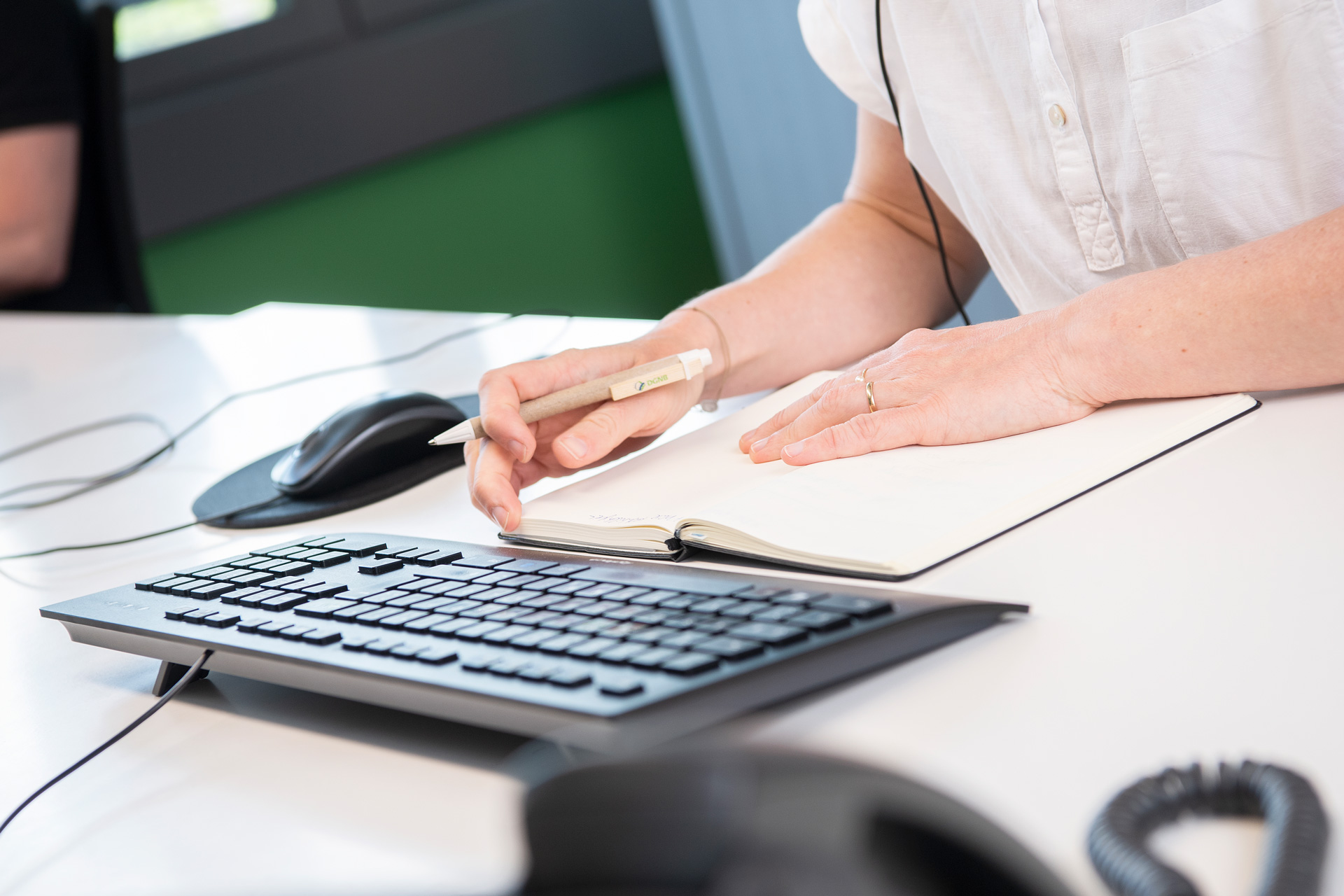 Person beim Arbeiten am Schreibtisch vor dem PC in der DGNB Geschäftsstelle.