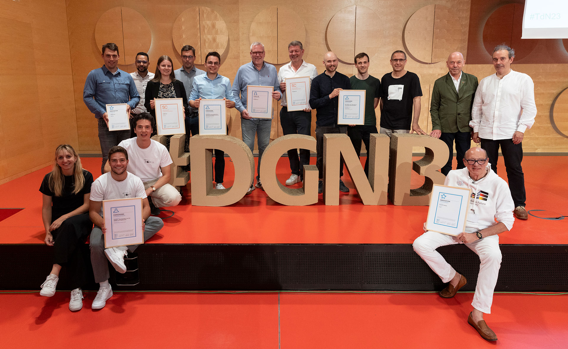 Sieger der DGNB Sustainability Challenge 2023 Gruppenfoto der Sieger der DGNB Sustainability Challenge mit #DGNB-Schriftzug