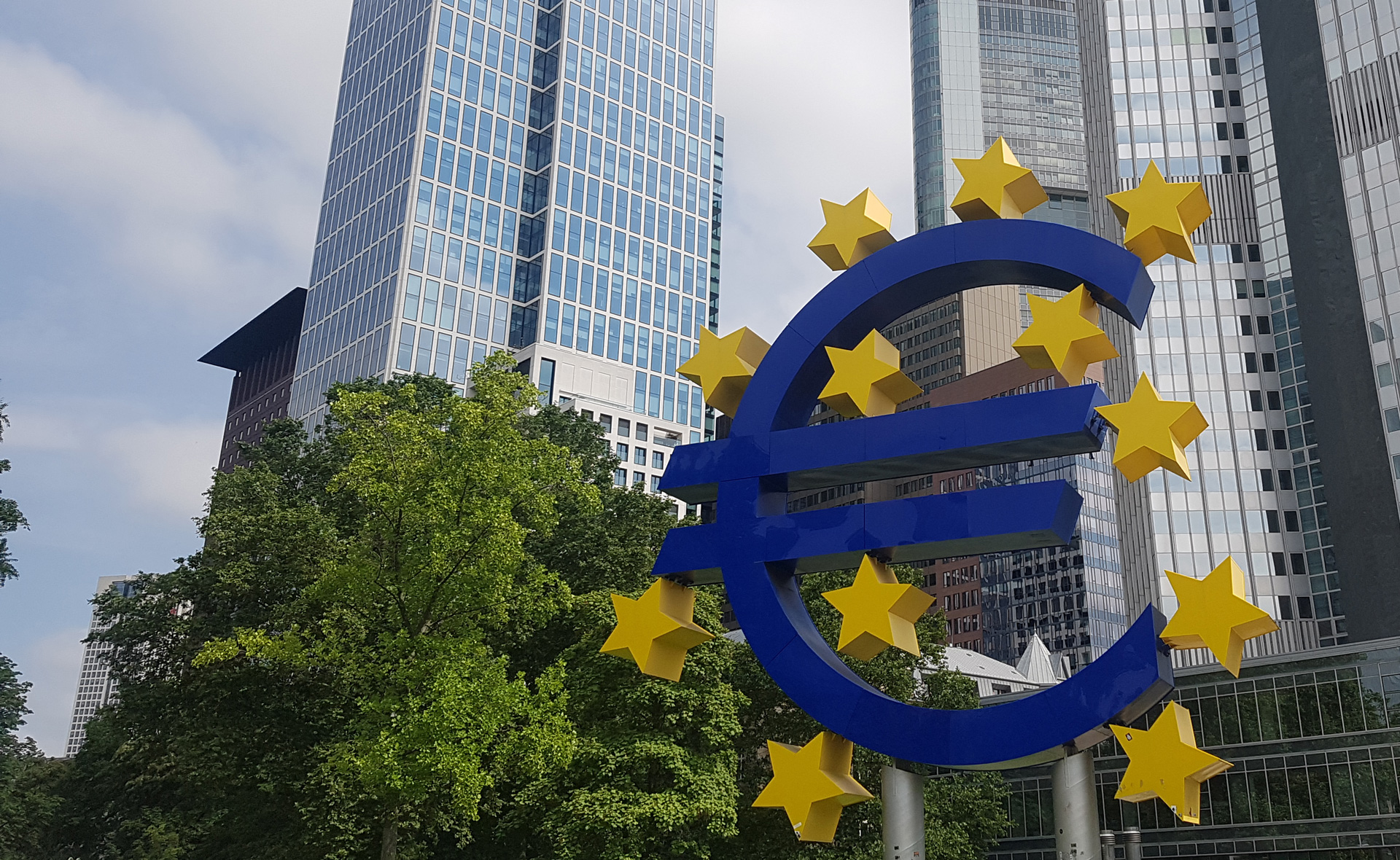 Foto der Euro-Statue in Frankfurt vor Hochhauskulisse