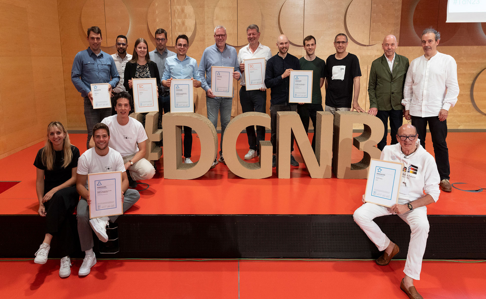 Gruppenfoto der Sieger der DGNB Sustainability Challenge mit #DGNB-Schriftzug