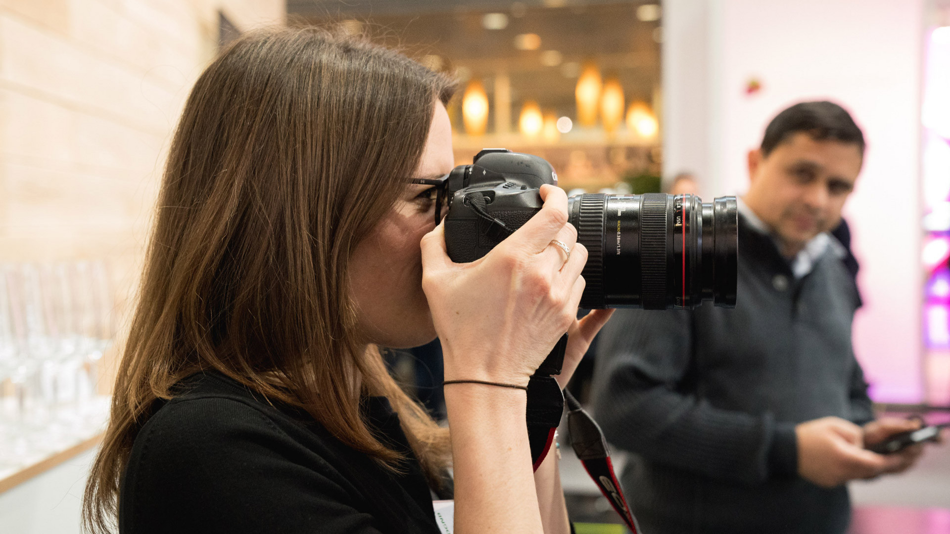 Person mit Kamera beim Fotografieren