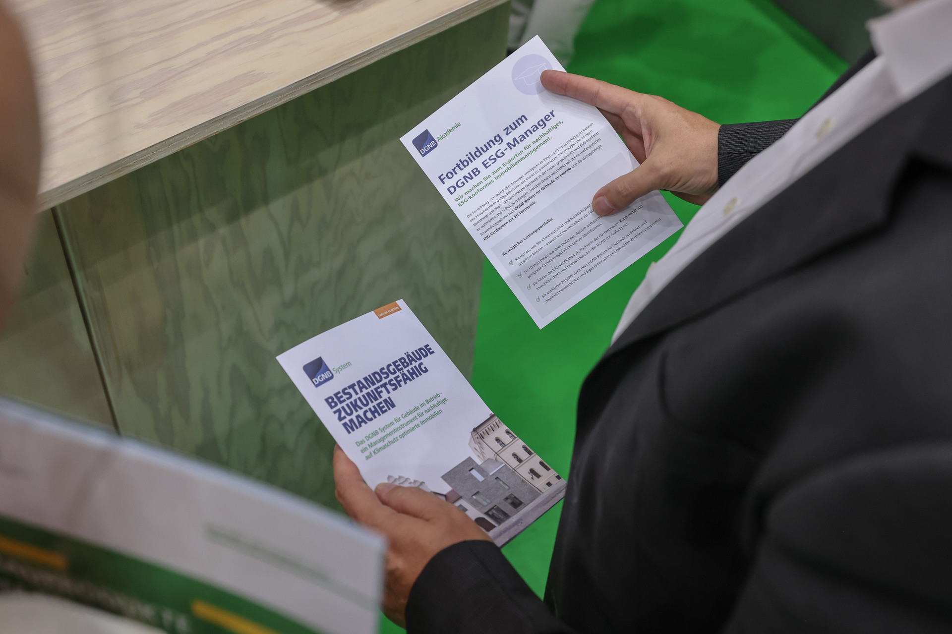 Flyer zum DGNB ESG-Manager