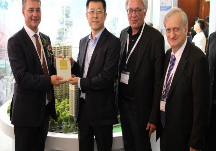 Gunther Adler (Staatssekretär BMUB), Yuanjian Xie (Vice President Landsea Green Properties), Prof. Alexander Rudolphi (DGNB Präsident), Prof. Dr. Wolgang Feist (Leiter Passivhaus Institut)