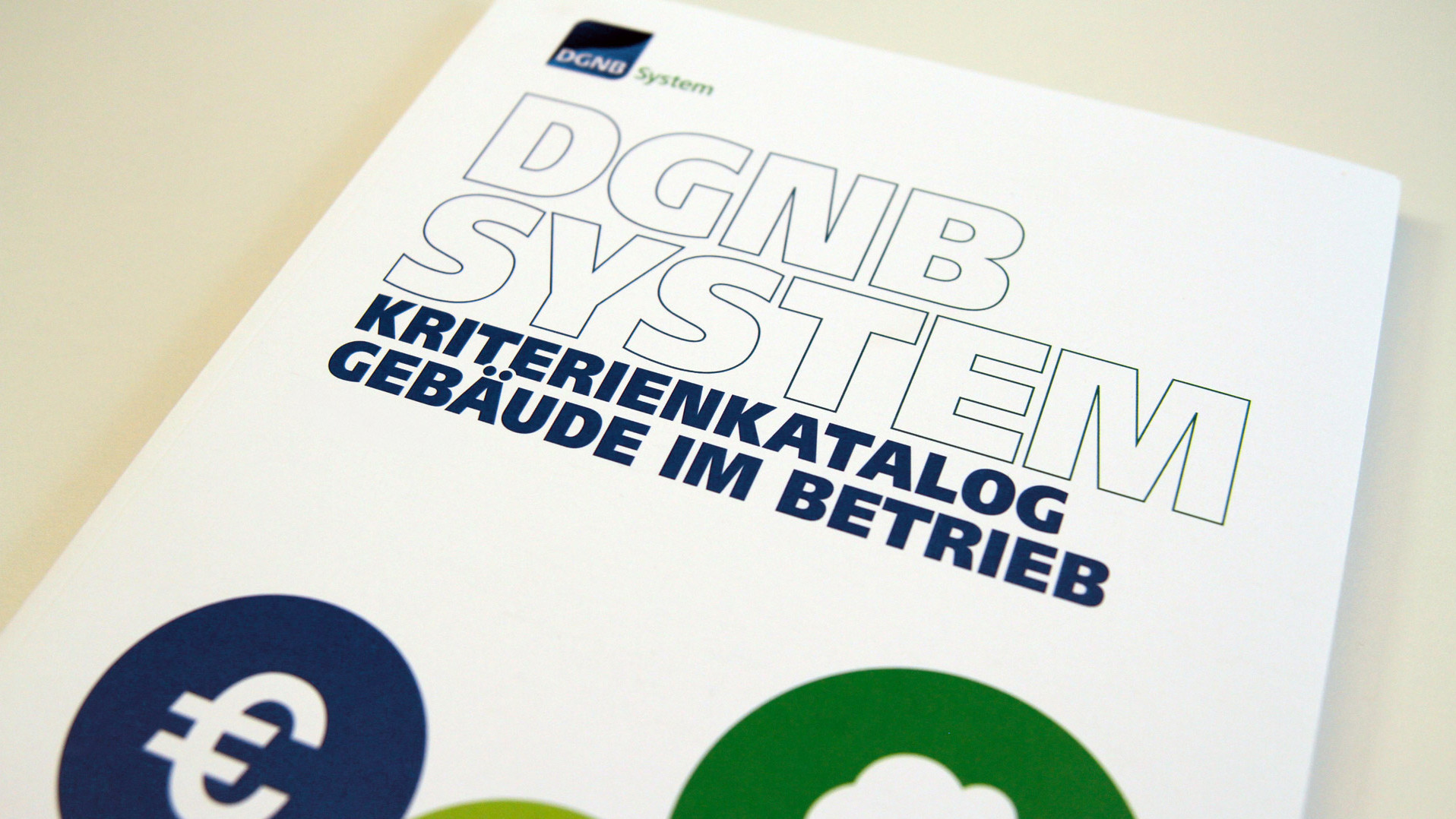 DGNB System Kriterienkatalog Gebäude im Betrieb Detailaufnahme des DGNB System Kriterienkatalogs für Gebäude im Betrieb