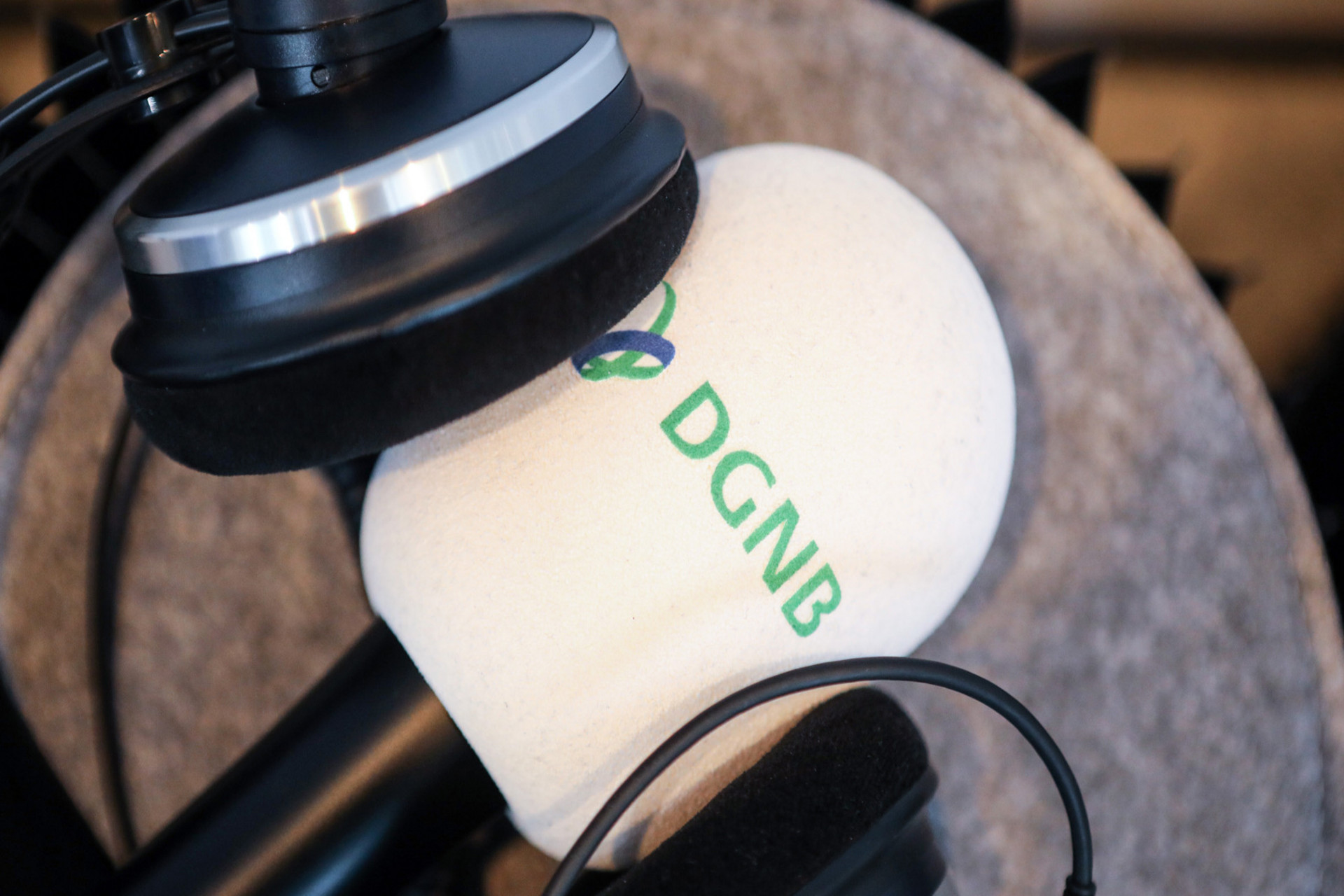 Mikrofon mit DGNB Logo und Kopfhörer