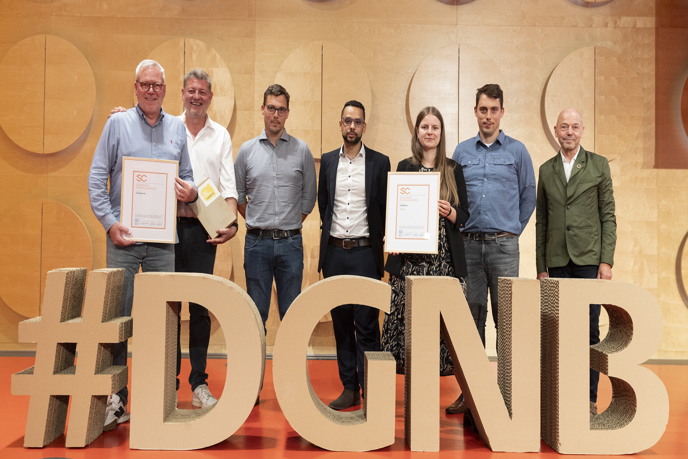 Im Bild (v.l.n.r.): Eckardt Dauck, Claus Fischer (beide STRAMEN.TEC), Sebastian May, Prof. Dr.-Ing. Alexander Schumann, Miriam Melzer und Maximilian May (alle CARBOrefit), Prof. Amandus Samsøe Sattler (DGNB Präsident)