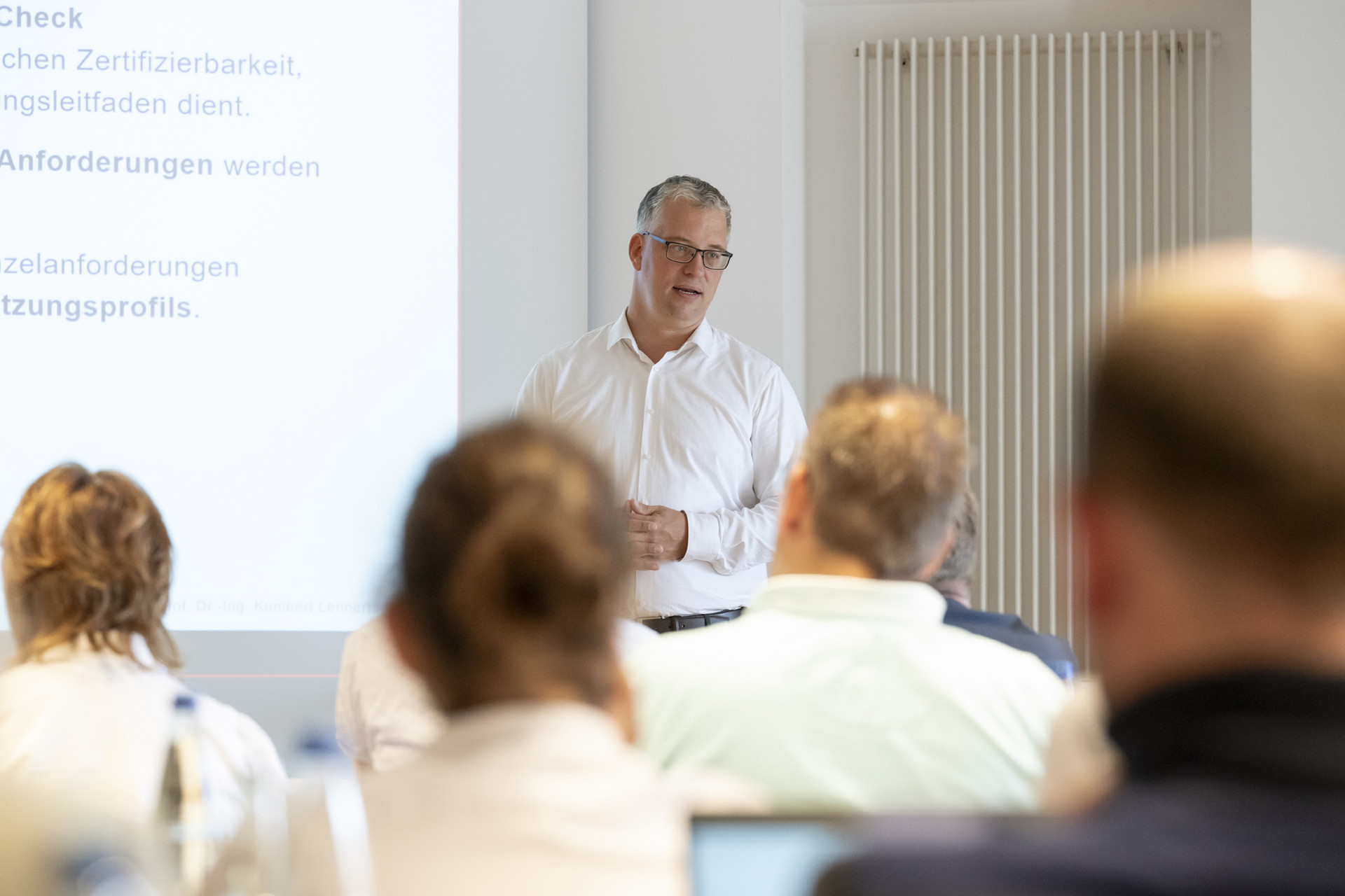 DGNB Trainer Thomas Kraubitz referiert vor Schulungsteilnehmenden