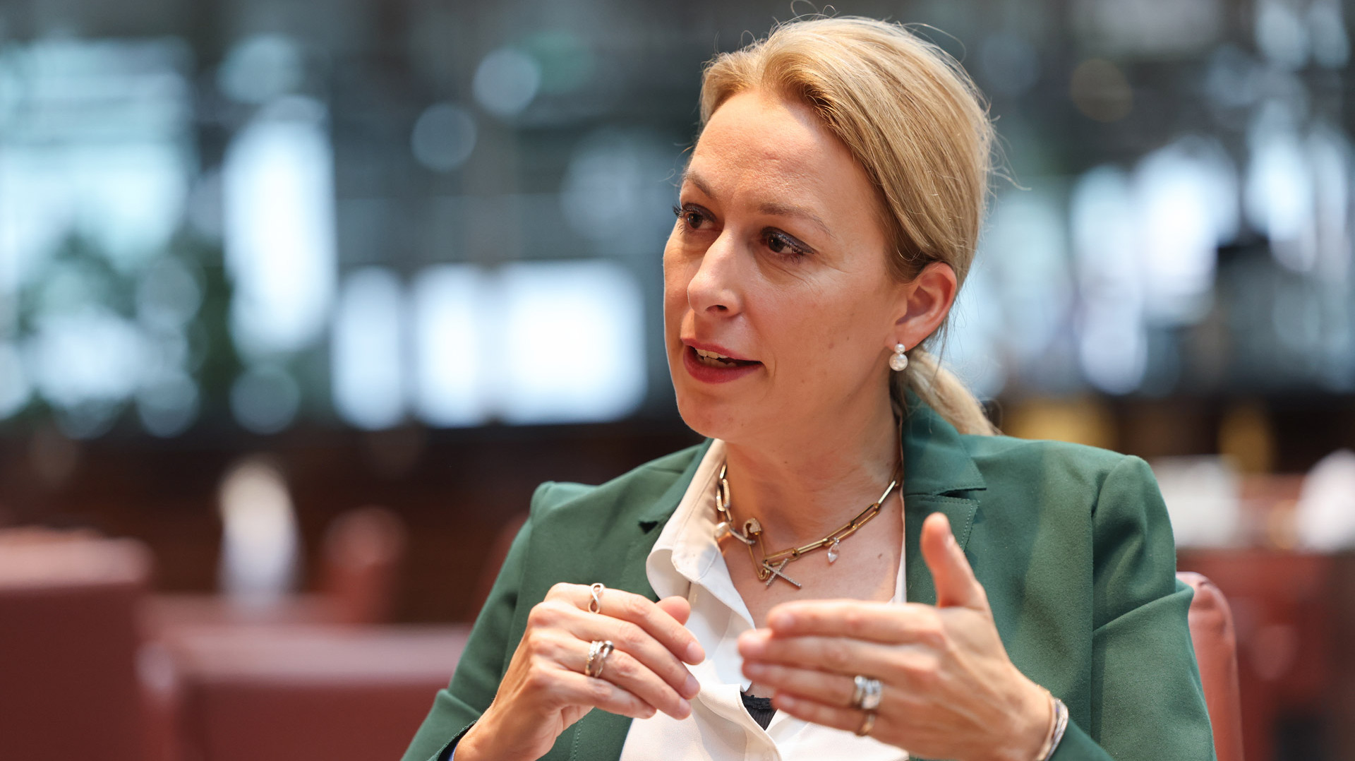 Portrait von Dr. Christine Lemaitre im Dialog mit einer im Foto nicht sichtbaren Person