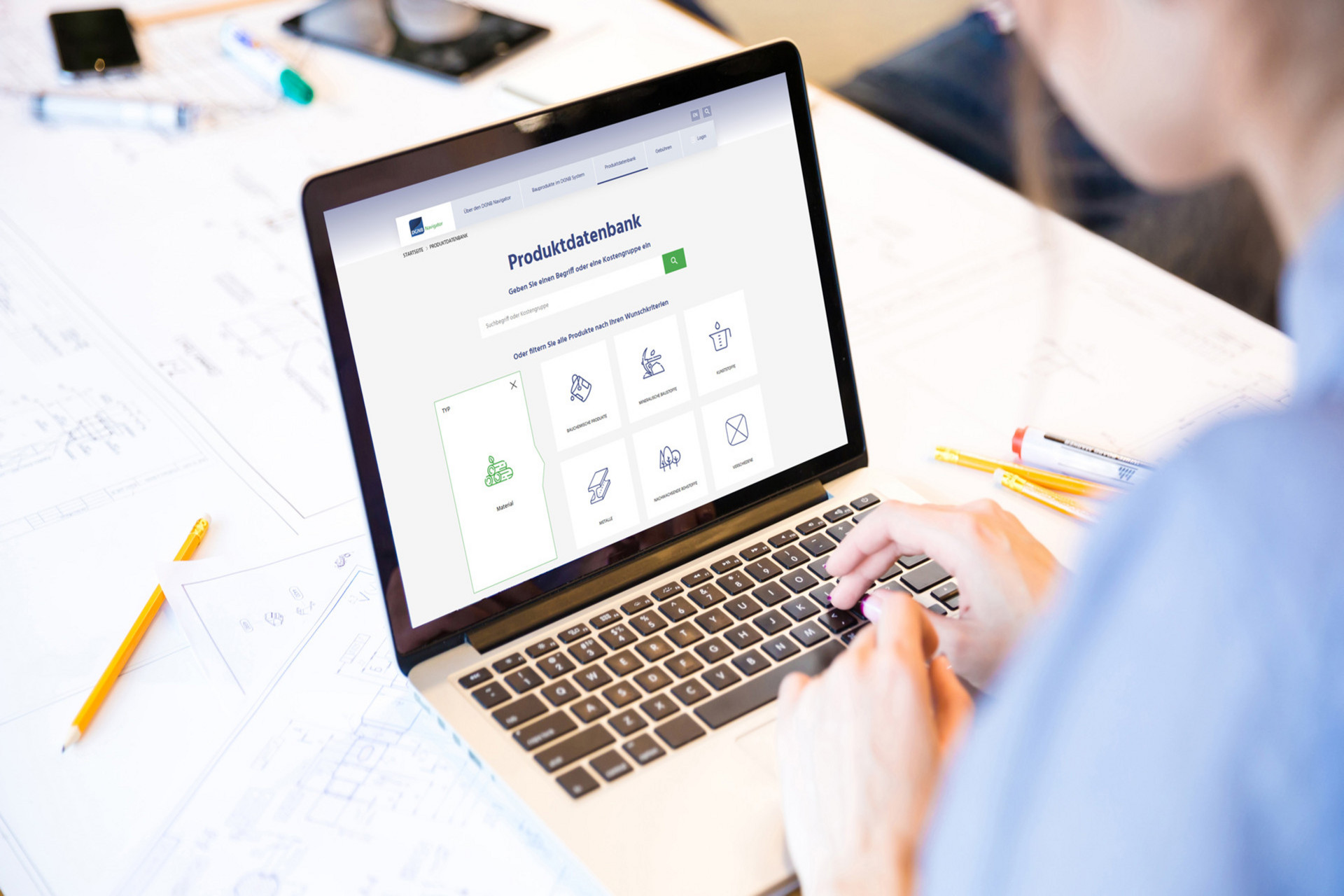 Eine Person bedient einen Laptop, der einen Einblick in den DGNB Navigator bietet, die Bauprodukteplattform der DGNB.