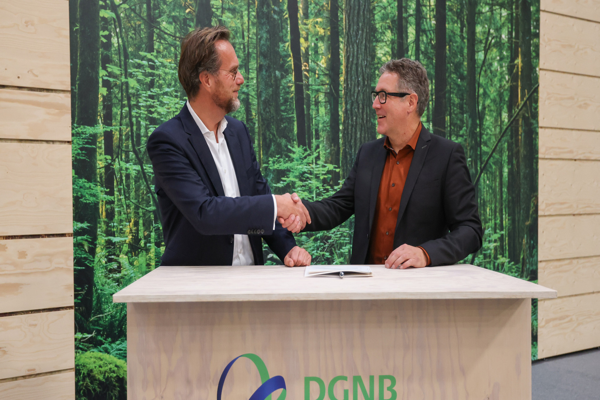 Handschlag zur Kooperationsunterzeichnung der DGNB und der HafenCity Hamburg im Rahmen der Expo Real 2022