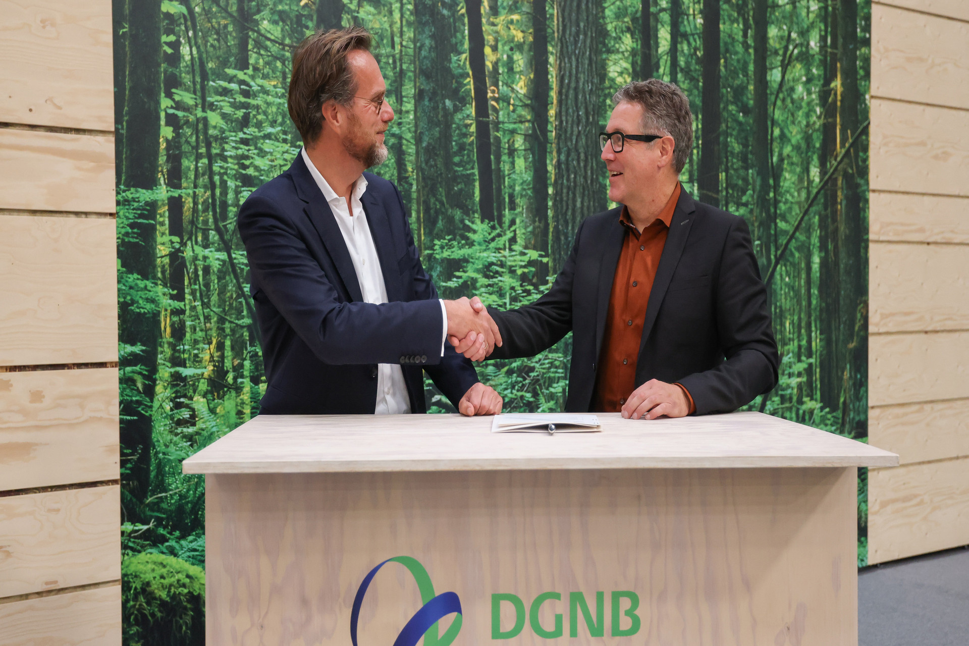 Handschlag zur Kooperationsunterzeichnung der DGNB und der HafenCity Hamburg im Rahmen der Expo Real 2022